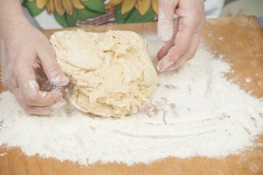 Kadın hazırlanıyor taze Maya hamuru eller