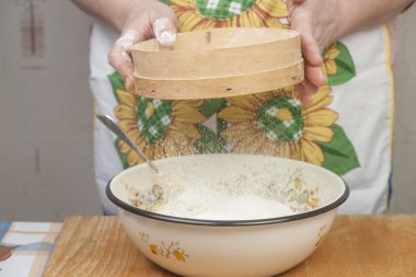 Kadın hazırlanması un pasta pişirme önce eller