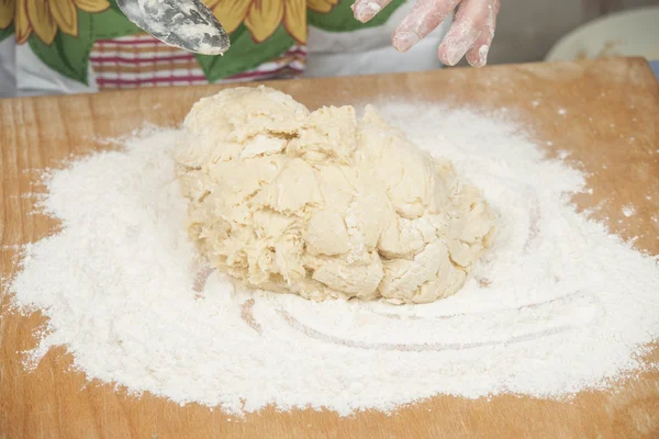 Las manos de las mujeres preparando masa de levadura fresca — Foto de Stock