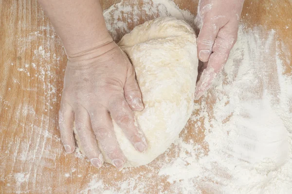 Женские руки готовят свежее дрожжевое тесто — стоковое фото