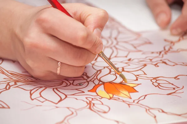 鉛筆で女性の手が絵を描く — ストック写真