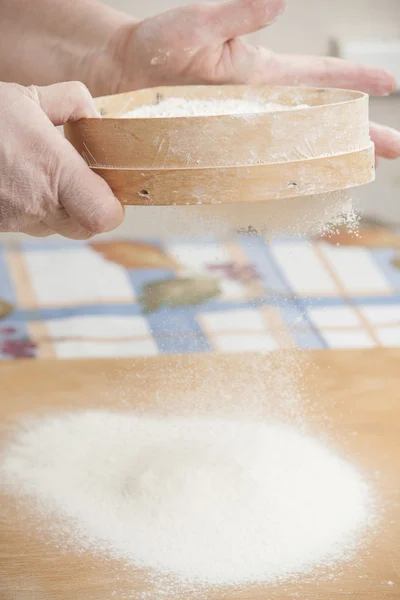 Женские руки готовят муку перед выпечкой пирога — стоковое фото
