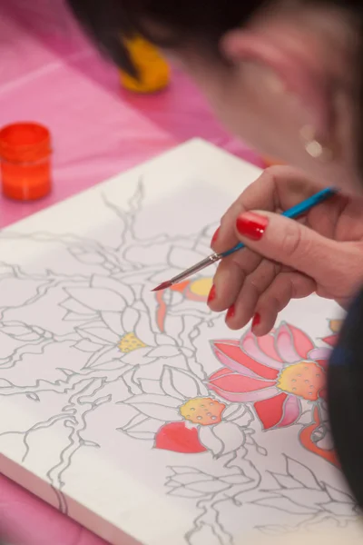 Жінка рука з олівцем малює картину — стокове фото