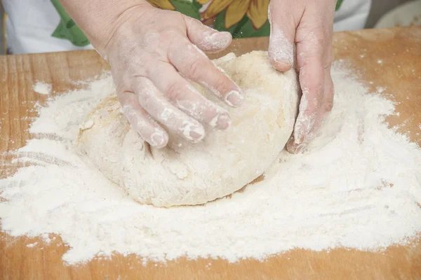 Женские руки готовят свежее дрожжевое тесто — стоковое фото