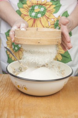 Kadın hazırlanması un pasta pişirme önce eller