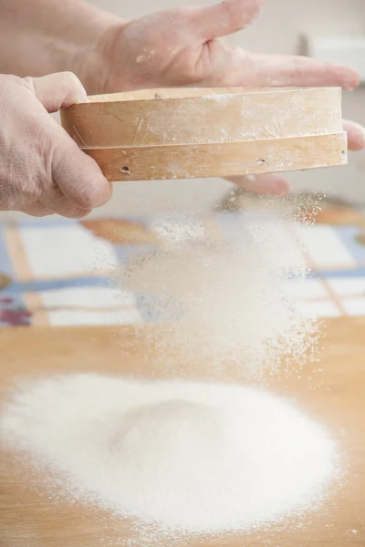 Las manos de las mujeres preparando harina antes de hornear pastel — Foto de Stock