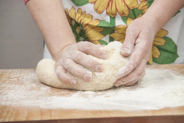 Las manos de las mujeres preparando masa de levadura fresca — Foto de Stock