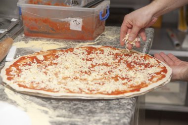 Adam Şef ham pizza ile.