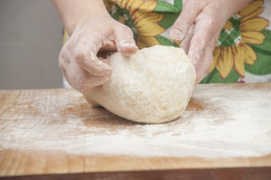 Kadın hazırlanıyor taze Maya hamuru eller