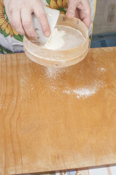 女子はパイを焼く前に準備の小麦粉を手します。 — ストック写真