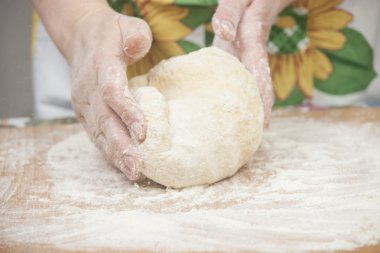 Kadın hazırlanıyor taze Maya hamuru eller