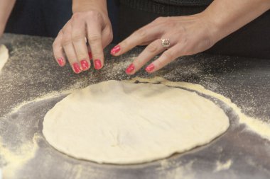 Kadın Şef çiğ hamur ile.