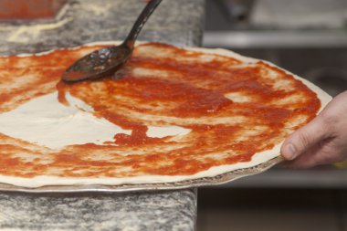 Adam Şef ham pizza ile.