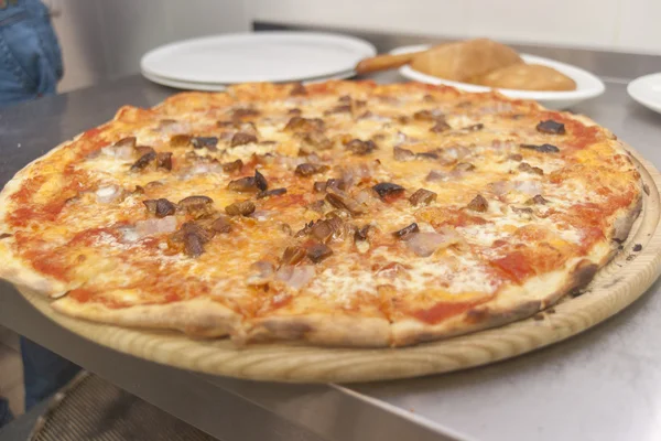 Tradycyjny sposób pieczone pizza Włoska — Zdjęcie stockowe