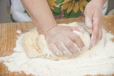 Kadın hazırlanıyor taze Maya hamuru eller