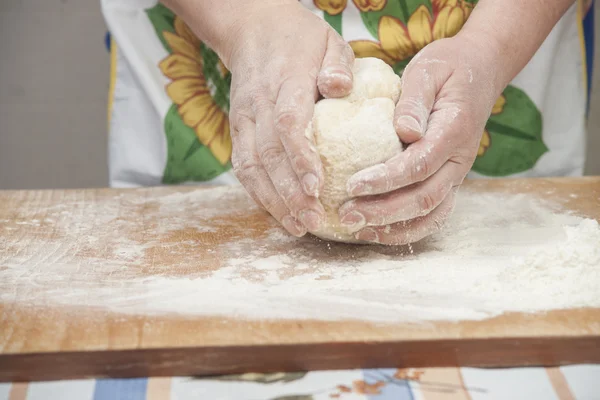 Women's hands preparing fresh yeast dough — Stock Photo, Image