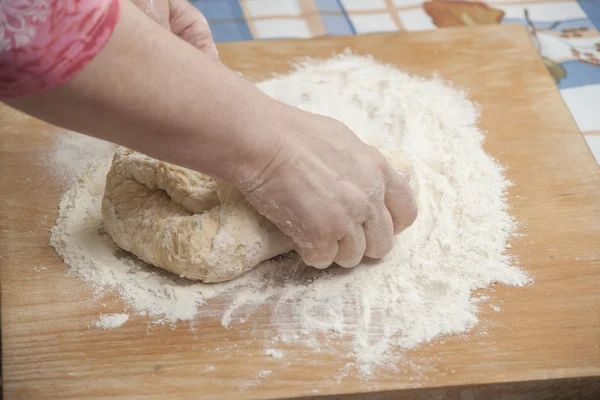 Mains de femmes préparant la pâte à levure fraîche — Photo