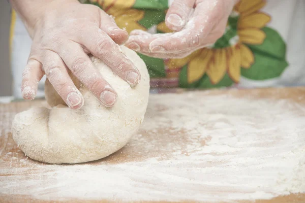 Las manos de las mujeres preparando masa de levadura fresca — Foto de Stock