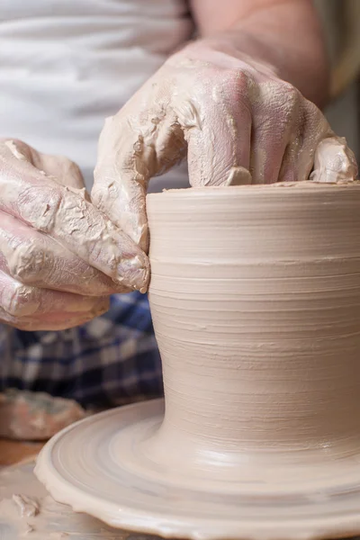 Handen van een pottenbakker — Stockfoto