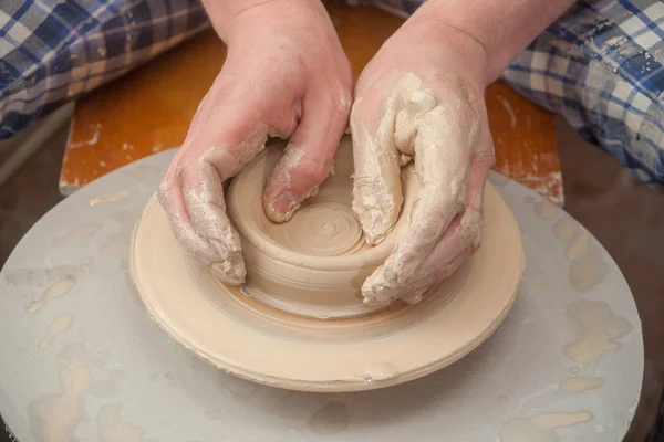 Handen van een pottenbakker — Stockfoto