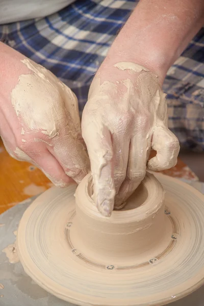 Handen van een pottenbakker — Stockfoto