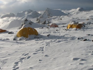 Çadır kampı, Andes kar altında