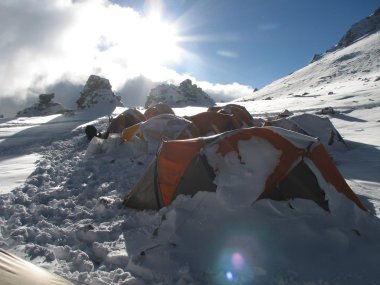 Çadır kampı, Andes kar altında