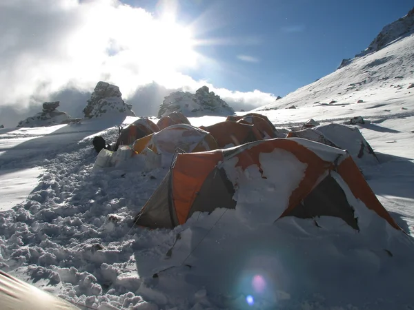 Tenten onder de sneeuw in het kamp, Andes — Stockfoto