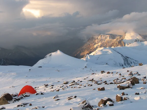 Tiendas de campaña bajo la nieve en el campamento, Andes — Foto de Stock