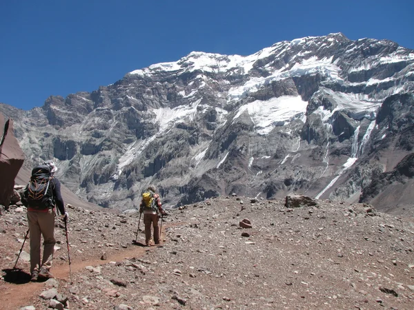 Hikers in the mountain — Stock Photo, Image