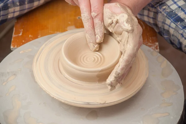 Handen van een pottenbakker — Stockfoto