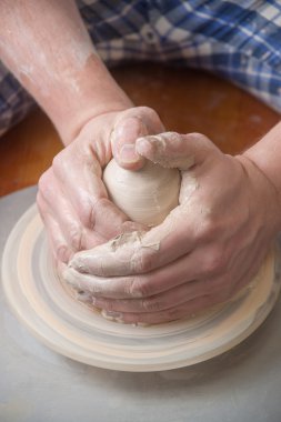 Bir çömlekçinin elleri