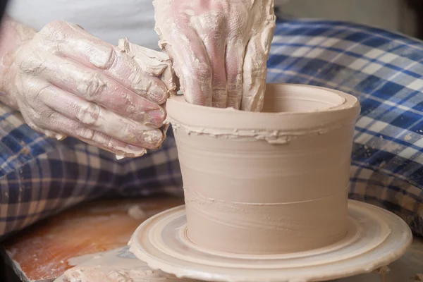 Handen van een pottenbakker — Stockfoto