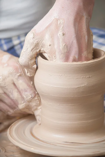 Handen van een pottenbakker — Stockfoto