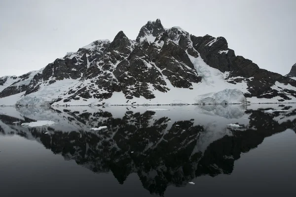 Vista sulle montagne in Antartide — Foto Stock