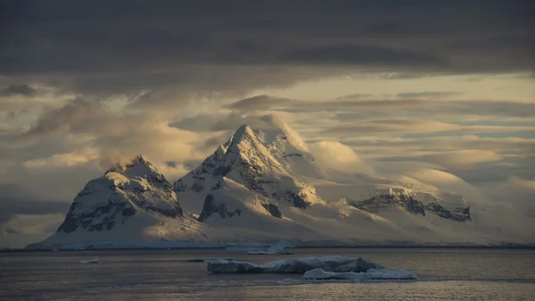 Mountain view in Antarctica — Stock Photo, Image