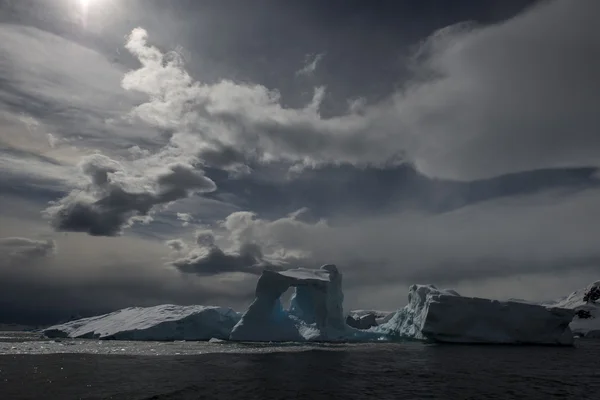 Iceberg ao largo da costa da Antártida — Fotografia de Stock