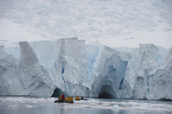 Iceberg ao largo da costa da Antártida — Fotografia de Stock