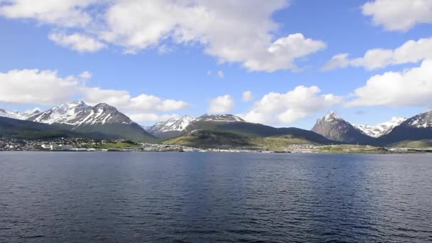 Canal Beagle saliendo del puerto — Vídeo de stock