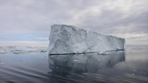 Bela vista de icebergs na Antártida — Vídeo de Stock