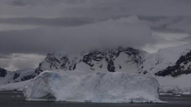 Antarktika 'daki buzdağlarının güzel manzarası