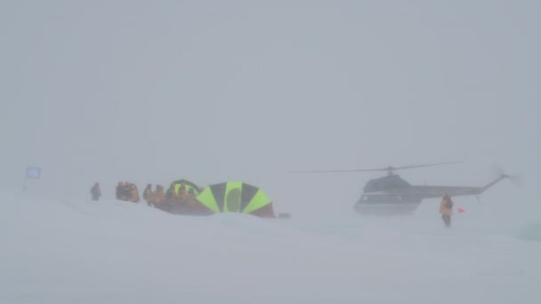 Provoz vrtulníku na Snow Hill — Stock video