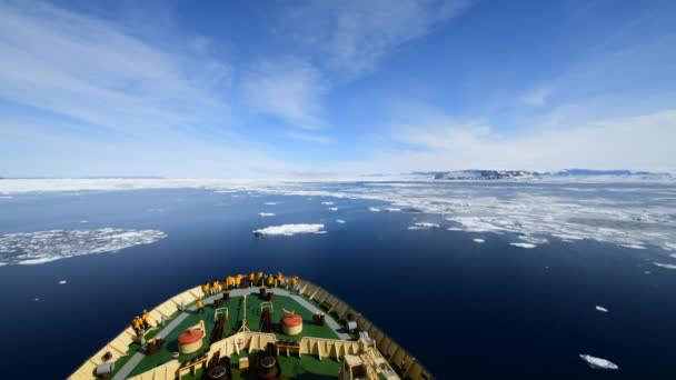 IJsbreker in het ijs in Antarctia — Stockvideo