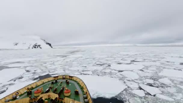 IJsbreker in het ijs in Antarctia — Stockvideo