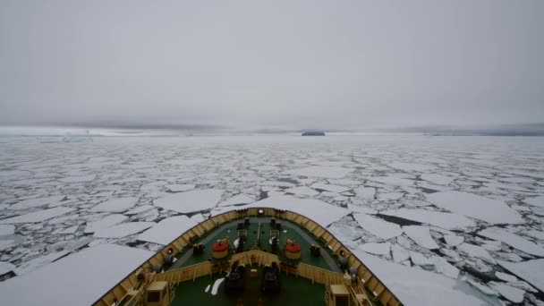Isbrytare i isen i Antarktis — Stockvideo