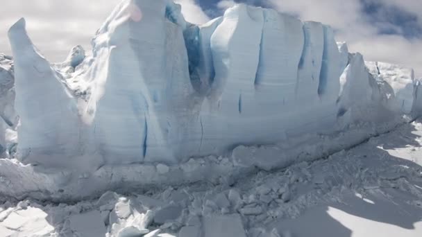Prachtig uitzicht op ijsbergen in Antarctica — Stockvideo
