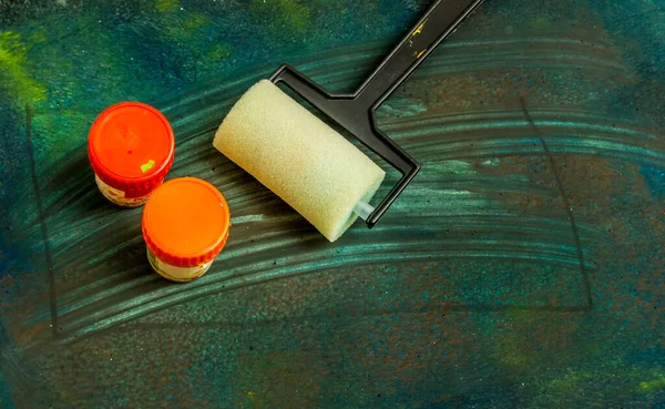 带油漆滚筒的彩色容器 — 图库照片