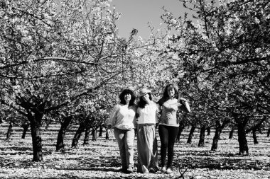 arkadaşlarım bahçede yürüyüş