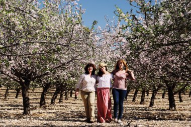 arkadaşlarım bahçede yürüyüş