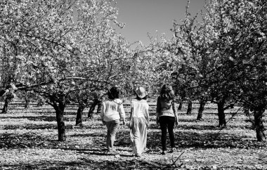 arkadaşlarım bahçede yürüyüş